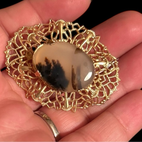 Vintage Gold Brooch with Picturesque Agate Centerpiece - Picture 6 of 6